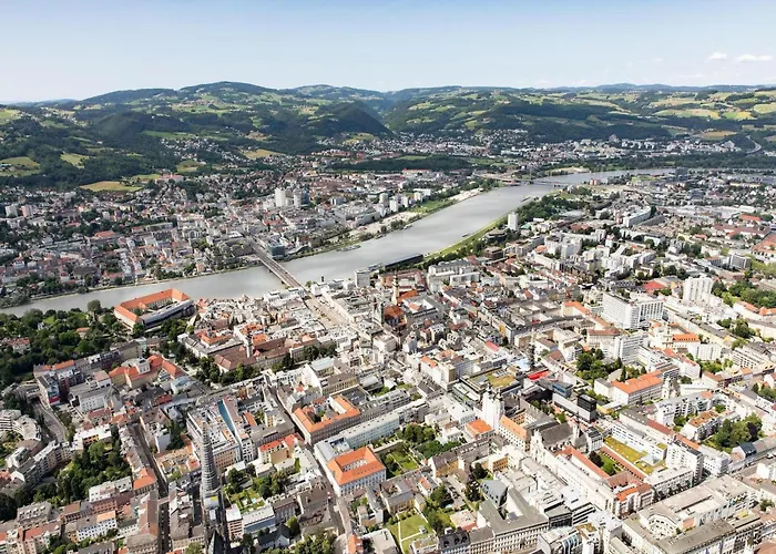 In By The Danube Promenade لينتز